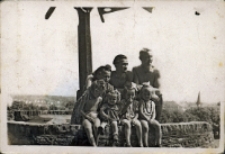 Zdjęcie na obornickim Grzybku, 1953 r. [Dokument ikonograficzny]