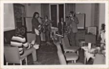 Wieczorek taneczny Klubu Seniora w Miejskim Międzyzakładowym Domu Kultury w Obornikach Śląskich, 3.01.1974 r. (fot. 3) [Dokument ikonograficzny]