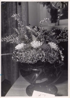 Konkursowa wystawa kompozycji kwiatowych, zorganizowana przez Klubu Seniora z Miejskiego Międzyzakładowego Domu Kultury w Obornikach Śląskich, 15.09.1974 r. [Dokument ikonograficzny]