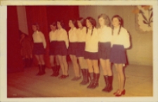 Uroczystość z okazji Dnia Kobiet zorganizowana przez Obornicki Ośrodek Kultury i Klub Seniora, 9.03.1976 r. (fot. 2) [Dokument ikonograficzny]