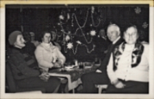 Zabawa karnawałowa klub&oacute;w seniora z Trzebnicy, Pęgowa i Obornik Śląskich w Obornickim Ośrodku Kultury, 11.01.1977 r. (fot. 1) [Dokument ikonograficzny]