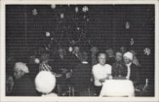 Zabawa karnawałowa klubów seniora z Trzebnicy, Pęgowa i Obornik Śląskich w Obornickim Ośrodku Kultury, 11.01.1977 r. (fot. 4) [Dokument ikonograficzny]