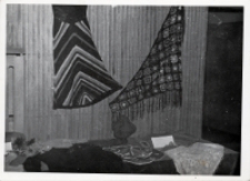 Zdjęcie fragmentu wystawy pn. „Złote ręce seniora”, pokazującej prace rękodzieła artystycznego członkiń Klubu Seniora w sali widowiskowej Obornickiego Ośrodka Kultury, 14-15.12.1977 r. [Dokument ikonograficzny]