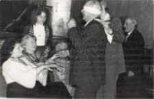 Zabawa karnawałowa klubów seniora z Trzebnicy, Pęgowa i Obornik Śląskich w Obornickim Ośrodku Kultury, 24.01.1978 r. (fot. 2) [Dokument ikonograficzny]