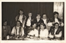 Zdjęcie zespołu śpiewaczego z Piekar z Haliną Pietrzak (stoi trzecia z lewej), dyrektor Obornickiego Ośrodka Kultury, po występie dla seniorów z okazji Dnia Seniora, listopad 1985 r. [Dokument ikonograficzny]