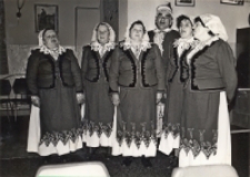 Zdjęcie zespołu śpiewaczego z Piekar podczas występu z okazji Dnia Seniora w Klubie Rolnika w Osoli, 9.11.1986 r. [Dokument ikonograficzny]