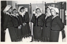 Zdjęcie zespołu śpiewaczego z Piekar podczas spotkania w Obornickim Ośrodku Kultury muzykujących rodzin, grudzień 1986 r. [Dokument ikonograficzny]