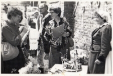 Reprezentanci Koła Gospodyń Wiejskich i zespołu śpiewaczego z Piekar na zdjęciu z eliminacji rejonowych turnieju „Kolorowe Wsie” w Oleśnicy, 21.06.1987 r. [Dokument ikonograficzny]