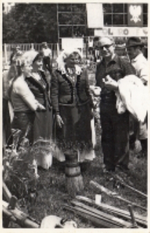 Degustacja maślanki i pieczywa na stoisku regionalnym Koła Gospodyń Wiejskich i zespołu śpiewaczego z Piekar podczas eliminacji rejonowych turnieju „Kolorowe Wsie” w Oleśnicy, 21.06.1987 r. [Dokument ikonograficzny]