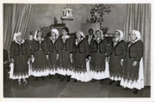 Występ zespołu śpiewaczego z Piekar na akademii z okazji Narodowego Święta Odrodzenia Polski w Obornikach Śląskich, 22.07.1987 r. [Dokument ikonograficzny]