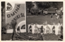 Zdjęcie stoiska o tematyce „Ziemia, praca, chleb” z eksponatami przygotowanymi przez mieszkańców wsi Piekary na wojewódzkie eliminacje turnieju „Kolorowe Wsie” z gminy Oborniki Śląskie, 20.09.1987 r. [Dokument ikonograficzny]