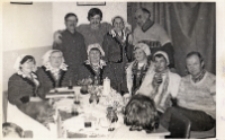 Wspólne zdjęcie ekipy radiowców z Polskiego Radia i miejscowego zespołu śpiewaczego w świetlicy w Piekarach przy okazji nagrania piosenek ludowych i kolęd, 11.12.1987 r. [Dokument ikonograficzny]