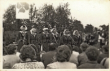 Zdjęcie zespołu śpiewaczego Koła Gospodyń Wiejskich z Piekar podczas występu w Urazie z okazji Święta Ludowego, 22.05.1988 r. [Dokument ikonograficzny]