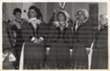 Zdjęcie zespołu śpiewaczego Koła Gospodyń Wiejskich w Piekarach w Szkole Podstawowej w Kowalach podczas występu z okazji Dnia Babci i Dnia Dziadka, 24.01.1989 r. [Dokument ikonograficzny]