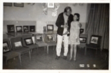 Wystawa malarstwa Stanisława Babczyńskiego, zorganizowanej przy współudziale Obornickiego Ośrodka Kultury w świetlicy Koła Gospodyń Wiejskich w Piekarach, 9.05.1990 r. (fot. 1) [Dokument ikonograficzny]