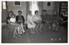 Zdjęcie z imienin Rozalii Drymuchowej w świetlicy Koła Gospodyń Wiejskich w Piekarach, 9.05.1990 r. [Dokument ikonograficzny]