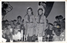Zdjęcie z imprezy andrzejkowej z udziałem harcerzy z Drużyny „Polne Kwiaty” ze Szkoły Podstawowej w Kowalach, 30.11.1990 r. [Dokument ikonograficzny]