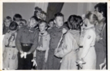 Zdjęcie harcerzy z Drużyny „Polne Kwiaty” ze Szkoły Podstawowej w Kowalach z drużynową podczas wieczornicy z okazji odzyskania niepodległości Polski, wrzesień 1990 r. - styczeń 1991 r. [Dokument ikonograficzny]