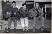 Zdjęcia z występu młodzieżowej grupy muzycznej z Obornik Śląskich w świetlicy Koła Gospodyń Wiejskich w Piekarach, 5.12.1990 r. [Dokument ikonograficzny]