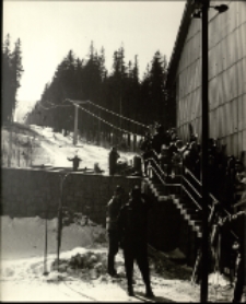 Wyciąg na Kopę : kolejka do kolejki [Dokument ikonograficzny]