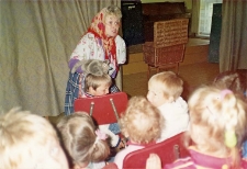 Spektakl dla dzieci „Babcia bez kapcia” w świetlicy Koła Gospodyń Wiejskich w Piekarach, zorganizowany przez Obornicki Ośrodek Kultury, 14.05.1991 r. [Dokument ikonograficzny]