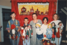 Zdjęcie Teatrzyku „Smocza Jama”: dzieci z animowanymi przez siebie kukiełkami z opiekunką grupy Bogną Mróz, prowadzącą zespół, 8.06.1995 r. [Dokument ikonograficzny]