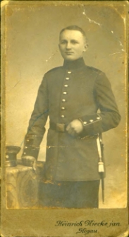Zdjęcie Wacława Urbańskiego zrobione ok. roku 1917 w Głogowie podczas odbywania służby wojskowej (jako ordynans oficera) [Dokument Ikonograficzny]