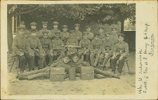 Karta pocztowa - zdjęcie żołnierzy 2. oddziału 2. zapasowej kompanii karabinów maszynowych 58. poznańskiego pułku piechoty, stacjonującego w Głogowie, 7.11.1917 r. [Dokument Ikonograficzny]