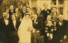 Grupowe zdjęcie ślubne Melanii z Kulisińskich i Wacława Urbańskich zrobione przed domem rodzinnym w Rozstępniewie pow. Rawicz, 26.04.1939 r. [Dokument Ikonograficzny]