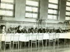 Zdjęcie z obchodów 55. rocznicy powstań śląskich w Szkole Sportowej nr 81 przy ul. Jastrzębiej 26 we Wrocławiu, ok. 1974-1976 r. (fot. 2) [Dokument Ikonograficzny]