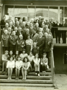 Zdjęcie z obchodów 55. rocznicy powstań śląskich w Szkole Sportowej nr 81 przy ul. Jastrzębiej 26 we Wrocławiu, ok. 1974-1976 r. (fot. 3) [Dokument Ikonograficzny]