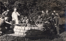 Zdjęcia z plenerowych imprez zakładowych, na które Wacław Urbański był zapraszany jako specjalista od gastronomii, lata 60 XX w. [Dokument Ikonograficzny]