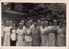 Zdjęcie Wacława Urbańskiego z żeńskim personelem „Szarotki” w ogrodach obornickiego sanatorium, lata 50. XX w. [Dokument ikonograficzny]