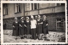 Zdjęcie Wacława Urbańskiego z pracownicami sanatoryjnej gastronomii przed jednym z budynków „Szarotki”, lata 50. XX w. [Dokument ikonograficzny]