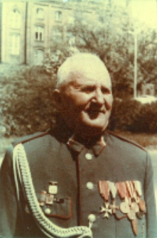 Zdjęcie Wacława Urbańskiego (ur. 12.09.1889 r. - zm. 30.04.1989 r.) w mundurze powstańca wielkopolskiego podczas obchodów pierwszomajowych, lata 80. XX w. [Dokument ikonograficzny]