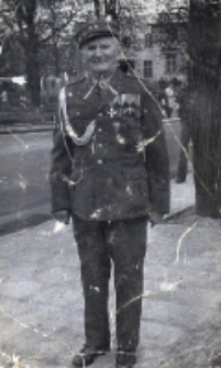 Zdjęcie Wacława Urbańskiego (ur. 12.09.1889 r. - zm. 30.04.1989 r.) w mundurze ppor. WP podczas obchodów pierwszomajowych w Obornikach Śląskich, lata 70. XX w. [Dokument ikonograficzny]