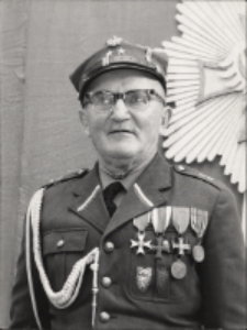 Portret Wacława Urbańskiego w mundurze Wojska Polskiego z insygniami powstańca wielkopolskiego, 1976 r. [Dokument ikonograficzny]