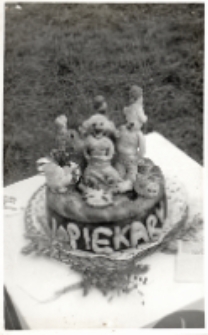 Zdjęcie pieczywa obrzędowego, wykonanego przez Bognę Mróz z Piekar i Elżbietę Mróz, na wystawę „Praca - Ziemia - Chleb” podczas turnieju „Kolorowe Wsie” w Oławie, 20.09.1987 r. [Dokument ikonograficzny]