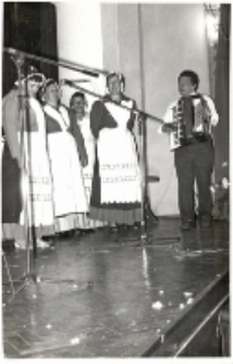 Zdjęcie części Zespołu Śpiewaczego z Kuraszkowa na scenie podczas występu na turnieju &bdquo;Kolorowe Wsie&rdquo; w Oławie, 20.09.1987 r. [Dokument ikonograficzny]