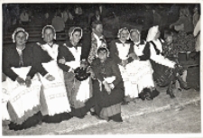 Zdjęcie Zespołu Śpiewaczego z Kuraszkowa na widowni turnieju &bdquo;Kolorowe Wsie&rdquo; w Oławie, 20.09.1987 r. [Dokument ikonograficzny]