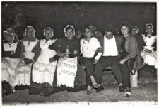 Zdjęcie Zespołu Śpiewaczego z Kuraszkowa na widowni turnieju „Kolorowe Wsie” w Oławie, 20.09.1987 r. [Dokument ikonograficzny]