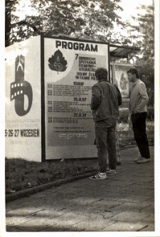 Zdjęcia dekoracji plenerowych oraz wewnątrz Obornickiego Ośrodka Kultury na VII Obornickich Spotkaniach Filmowo-Literackich „Dolny Śląsk w filmie polskim”, 25-27.10.1987 r. [Dokument ikonograficzny]