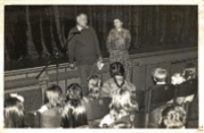 Zdjęcie Waldemara Krzystka i Marii Kopernik przed publicznością w obornickim kinie „Astra” przed projekcją filmu „W zawieszeniu” na VII Obornickich Spotkaniach Filmowo-Literackich „Dolny Śląsk w filmie polskim”, 25-27.10.1987 r. [Dokument ikonograficzny]