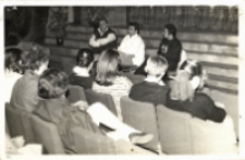 Zdjęcie trzech redaktorów miesięcznika „Odra”, prowadzących w Obornickim Ośrodku Kultury dyskusję na temat „Dolny Śląsk w filmie polskim” na VII Obornickich Spotkaniach Filmowo-Literackich, 25-27.10.1987 r. [Dokument ikonograficzny]