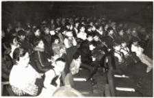 Zdjęcie widowni w Obornickim Ośrodku Kultury podczas dyskusji miesięcznika „Odra” na temat „Dolny Śląsk w filmie polskim” na VII Obornickich Spotkaniach Filmowo-Literackich, 25-27.10.1987 r. [Dokument ikonograficzny]