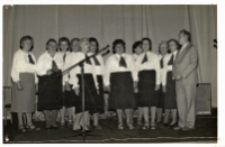 Występ Ch&oacute;ru Seniora w sali widowiskowej przed Wojew&oacute;dzkim Przeglądem Tw&oacute;rczości Senior&oacute;w, 12.11.1987 r. (fot. 1) [Dokument ikonograficzny]