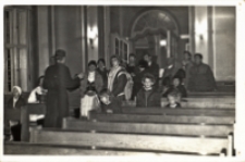 Zdjęcie Dziecięcego Zespołu Pieśni i Tańca „Karolinki”, który został zaproszony na występ w czasie Wojewódzkiego Przeglądu Twórczości Seniorów do Wojewódzkiego Domu Kultury we Wrocławiu, listopad 1987 r. (fot. 1) [Dokument ikonograficzny]