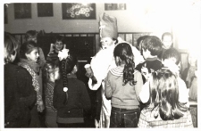 Zdjęcie z wizyty św. Mikołaja u dzieci z Dziecięcego Zespołu Pieśni i Tańca „Karolinki” w Obornickim Ośrodku Kultury, 6.12.1987 r. [Dokument ikonograficzny]