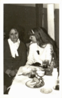 Zdjęcie Janiny Białki (na zdjęciu z lewej), gospodyni świetlicy w Jarach, i Haliny Pietrzak, dyrektor Obornickiego Ośrodka Kultury, która dziękuje organizatorce imprezy dla dzieci za jej pracę, 30.01.1988 r. [Dokiment ikonograficzny]