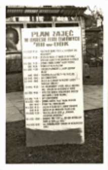 Zdjęcie afisza z planem zajęć na ferie zimowe, stojącego na zewnątrz przed Obornickim Ośrodkiem Kultury, 1-14.02.1988 r. [Dokument ikonograficzny]